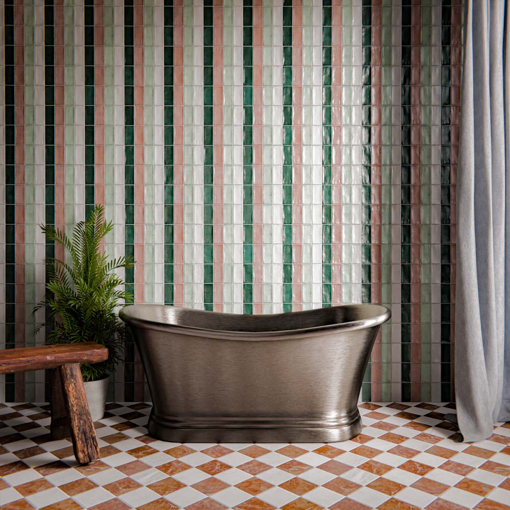 Badezimmer mit glasierten Dordogne Ziegelfliesen in Grün-, Salbei- und Rosétönen, vertikal an der Wand verlegt und kombiniert mit einer freistehenden Metallbadewanne sowie Schachbrett-Bodenfliesen in einem eleganten, spa-inspirierten Ambiente.