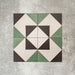 Abstrakte Winkel Musterfliese im Format 20 × 20 cm, in einem wiederholten Raster dargestellt, um das markante, kantige Geometriedesign zu präsentieren. Gedecktes Grün, tiefes Anthrazit und sanfte Cremetöne ergeben ein klares, zeitgemäßes Muster – ideal für Akzentwände, Bodenflächen oder dekorative Küchenrückwände.