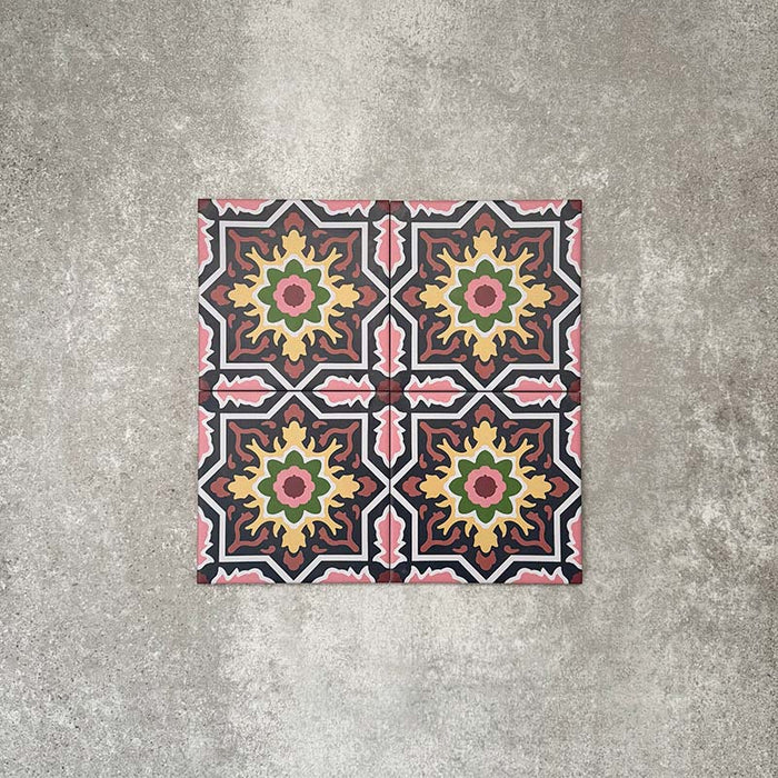 Kuba Havana Mini Feinsteinzeugfliesen im marokkanischen Stil im Format 15 × 15 cm, in einem wiederholten geometrischen Muster mit navyfarbenem Hintergrund und Akzenten in Rosa, Grün und Senf, die die detailreichen Enkaustik-Motive und die kraftvolle Symmetrie des Designs hervorheben.