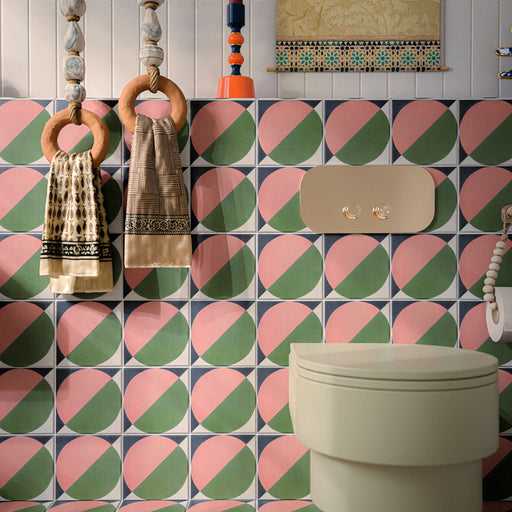 Badezimmer mit Abstrakter Mond Fliesen im Format 20 × 20 cm in sanften Rosa- und Grüntönen, kombiniert mit eklektischer Einrichtung, auffälligen Accessoires und moderner Sanitärkeramik für ein ausdrucksstarkes und verspieltes Interior-Design.