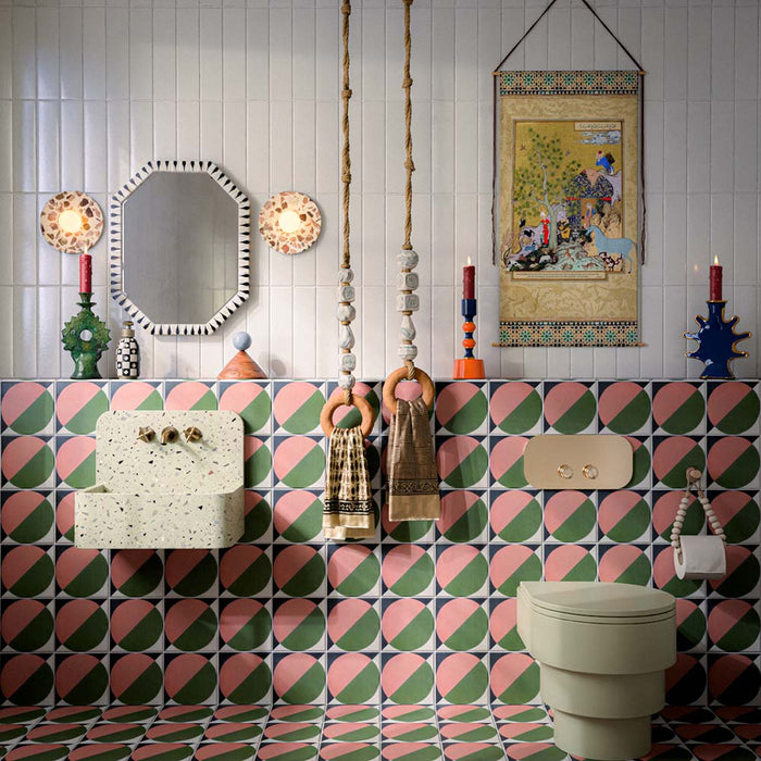 Badezimmer mit Abstrakter Mond Fliesen im Format 20 × 20 cm in sanften Rosa- und Grüntönen, kombiniert mit eklektischer Einrichtung, auffälligen Accessoires und moderner Sanitärkeramik für ein ausdrucksstarkes und verspieltes Interior-Design.