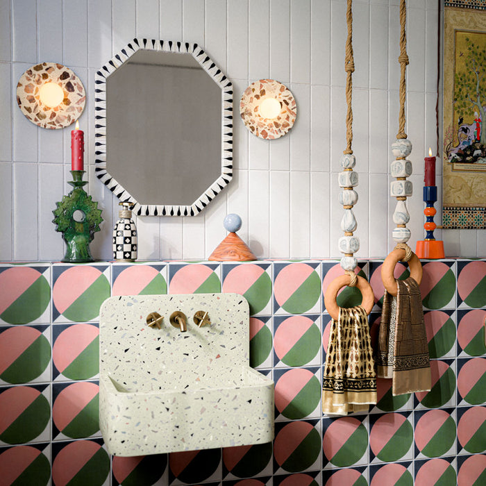 Badezimmer mit Abstrakter Mond Fliesen im Format 20 × 20 cm in sanften Rosa- und Grüntönen, kombiniert mit eklektischer Einrichtung, auffälligen Accessoires und moderner Sanitärkeramik für ein ausdrucksstarkes und verspieltes Interior-Design.