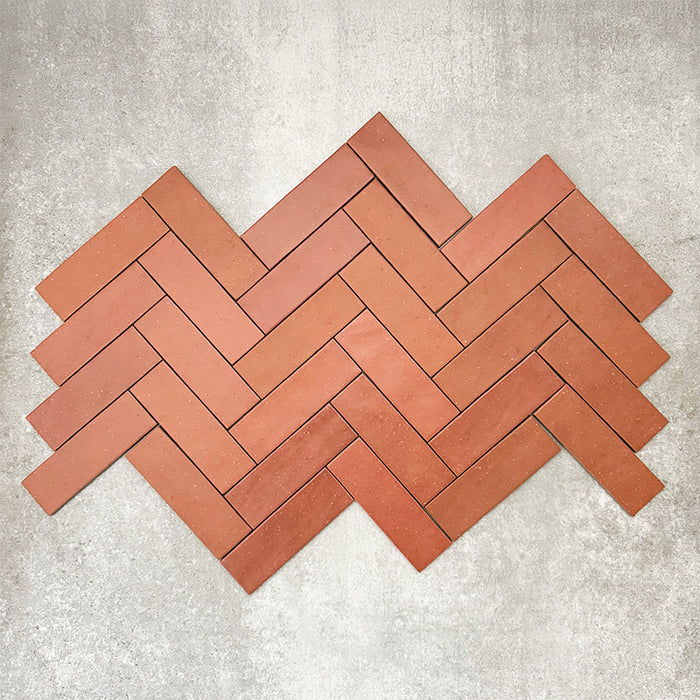 Atlas Terrakotta Mini Brick matné obklady a dlažba formátu 5 × 15 cm v teplých terakotových tónech a s povrchem v ručně vyráběném vzhledu – ideální pro kuchyně a koupelny ve středomořském stylu