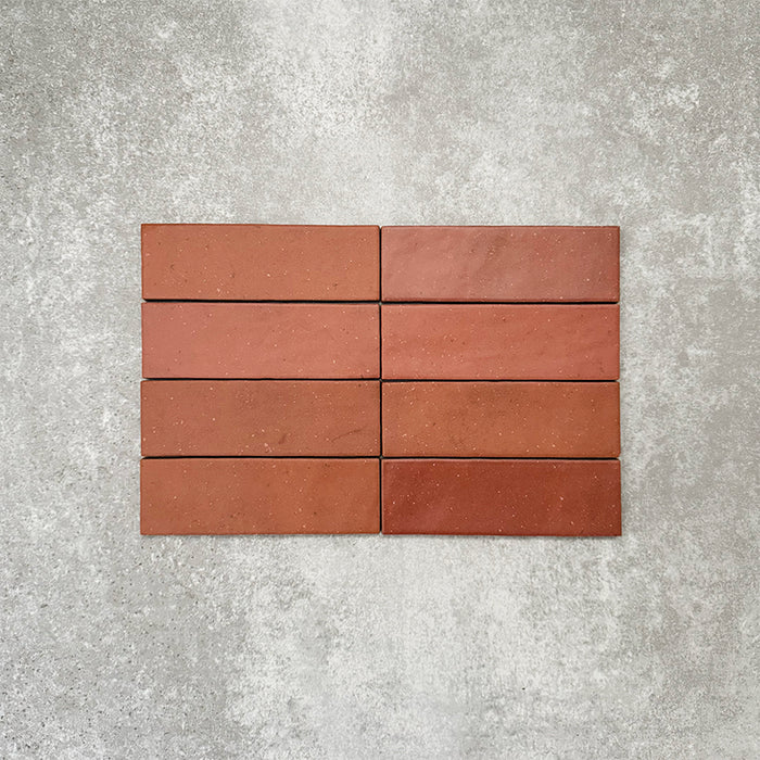 Atlas Terrakotta Mini Brick matné obklady a dlažba 5 × 15 cm s teplými terrakotovými tóny a povrchem v ručně vyráběném vzhledu – ideální pro kuchyně a koupelny v mediteránním stylu