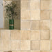 Badezimmerwand mit Zellige Sandbeige Matt Quadrat Keramikfliesen im marokkanischen Stil im Format 10 × 10 cm, in weichen Beige- und Sandtönen. Im klassischen Raster rund um ein freistehendes Waschbecken mit Messingarmatur verlegt, erzeugen subtile Farbunterschiede und leicht unregelmäßige Kanten ein authentisches Zellige-Finish in handgefertigter Anmutung.