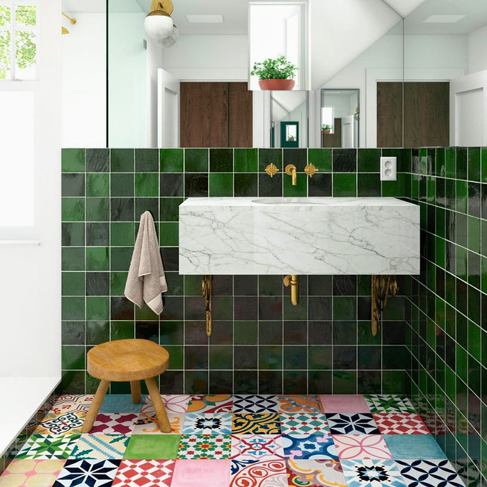 Badezimmer mit Fayrouz Patchwork Feinsteinzeugfliesen im marokkanischen Stil im Format 20 × 20 cm, verlegt als ausdrucksstarker Boden. Die Kombination aus farbenfrohen geometrischen und floralen Mustern erzeugt einen markanten, dekorativen Patchwork-Effekt.