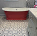 Badezimmer mit Medina Frostblau Feinsteinzeug-Hexagonfliesen im marokkanischen Stil im Format 18,7 × 21,6 cm, verlegt in einem sich wiederholenden geometrischen Muster und kombiniert mit einer freistehenden Badewanne sowie klassischer Badmöblierung.