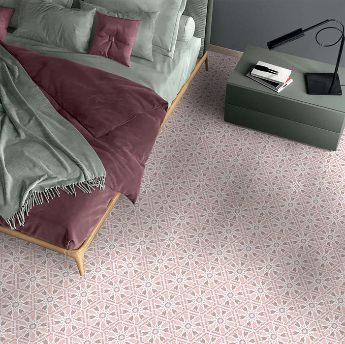 Schlafzimmer mit Medina Hormuz Rosa sechseckigen Porzellanfliesen im marokkanischen Stil (18,7 × 21,6 cm), verlegt in einem sterninspirierten geometrischen Muster und kombiniert mit zartrosafarbener Bettwäsche und modernen Möbeln.