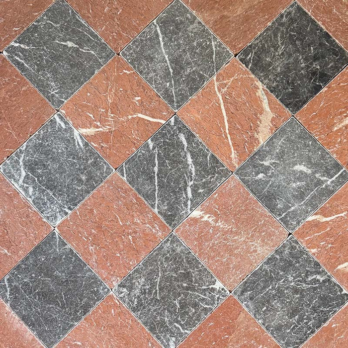 Schachbrettmuster mit Fayrouz Black Naturmarmorfliesen im Format 15,2 × 15,2 cm mit getrommelter Oberfläche, kombiniert mit Rosso-Marmorfliesen. Diagonal verlegt entsteht ein warmer, kontrastreicher Boden mit ausdrucksstarker, natürlicher Maserung.
