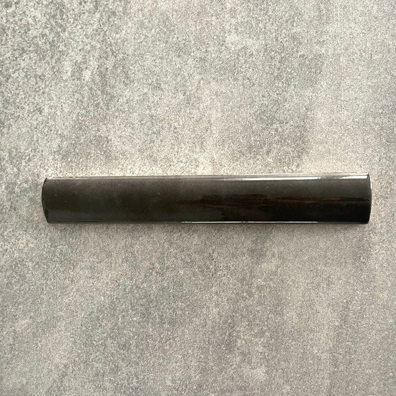 Schwarze Zellige-Bordürenfliese im marokkanischen Stil mit glänzender Oberfläche im Format 3 × 20 cm, mit feiner tonaler Variation und abgerundeter Kante für einen sauberen, hochwertigen Wandabschluss.