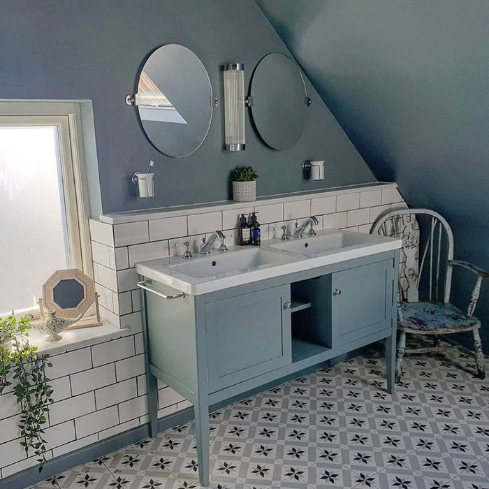 Badezimmer mit Canterbury Stern Bodenfliesen im viktorianischen Stil im Format 20 × 20 cm, die einen zeitlosen Musterboden schaffen. Kombiniert mit hellblauen Unterschränken, klassischen weißen Metro-Wandfliesen und vintage-inspirierten Armaturen.