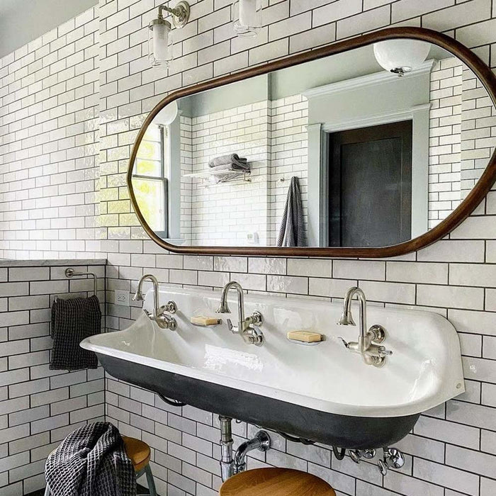 Badezimmerinterieur mit Zellige Weiß Ziegel Wandfliesen im Format 6,5 × 20 cm im marokkanischen Stil. Die glänzende Oberfläche und das klassische Ziegelmuster sorgen für einen hellen, zeitlosen Look mit feinem handwerklichem Charakter.