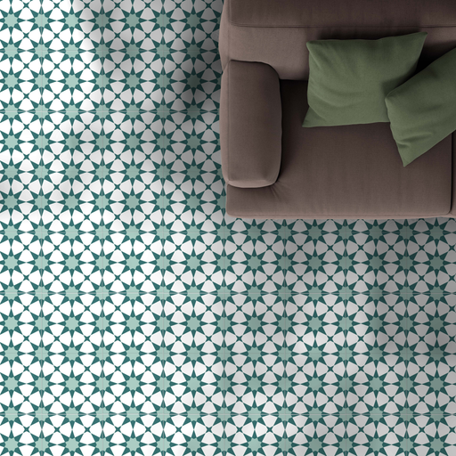 Wohnzimmer mit Agadir Grün Fliesen im marokkanischen Stil im Format 20 × 20 cm aus Keramik, verlegt als Bodenbelag mit markantem geometrischem Muster. Kombiniert mit einem neutralen Sofa, grünen Kissen und sanfter, zeitgemäßer Dekoration für eine frische, ausgewogene Raumwirkung.