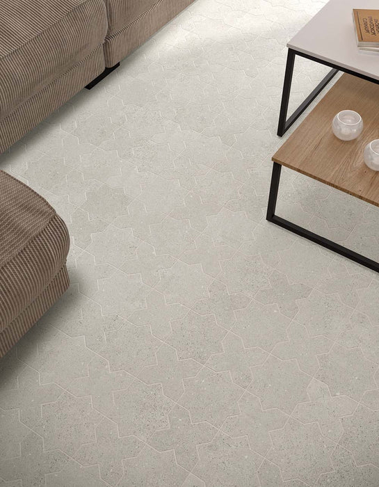 Wohnzimmer mit Dohar Avorio Rocks Star & Cross Wand- und Bodenfliesen, die ein dezentes geometrisches Bodendesign in sanften, von Naturstein inspirierten Farbtönen schaffen. Kombiniert mit modernen Möbeln und natürlichen Holzakzenten entsteht ein ruhiges und zeitgemäßes Interior.