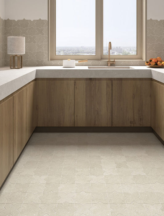 Moderne Küche mit Dohar Sands Star & Cross Wand- und Bodenfliesen, die ein dezentes geometrisches Design an Wand und Boden in warmen, von Sand inspirierten Farbtönen schaffen. Kombiniert mit Küchenfronten aus Naturholz, Arbeitsplatten in Steinoptik und Armaturen in gebürsteter Messingoptik entsteht ein zeitloses und elegantes Interior.