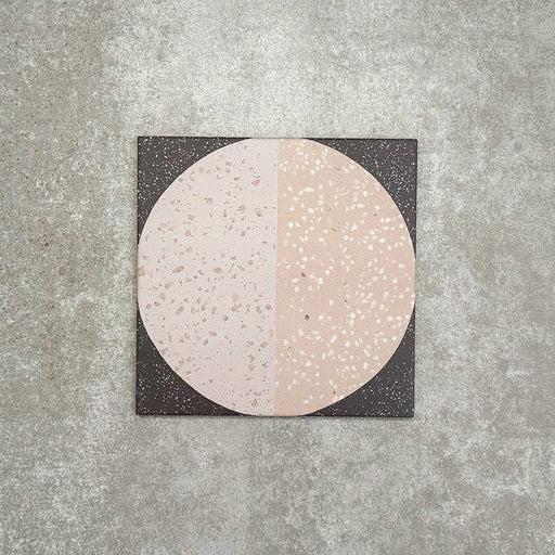 Nahaufnahme der Eclipse Lunar Dekorfliesen im Terrazzo-Look im Format 20 × 20 cm in sanften Creme- und Anthrazittönen, mit geometrischen Kreisdesigns und gesprenkelten Details.