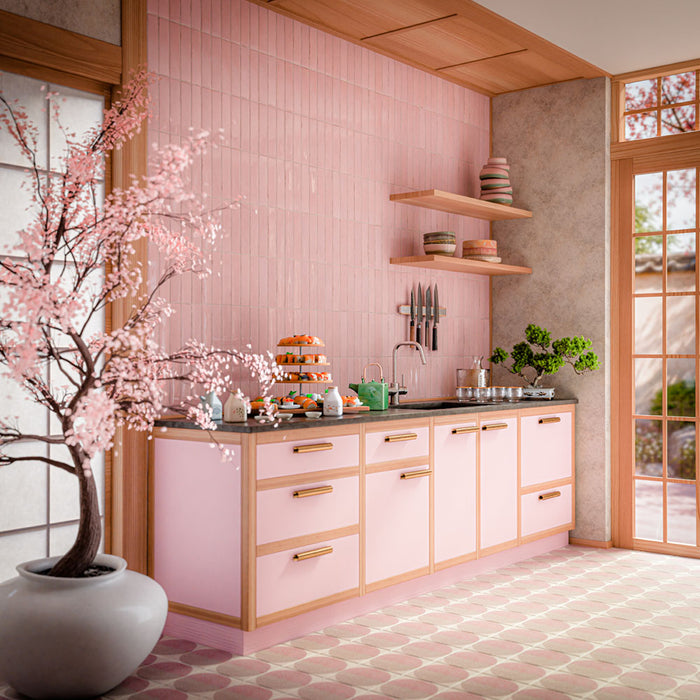 Interior mit Eclipse Rosa Musterfliesen im Terrazzo-Look, die sanfte Blush-Rosa- und warme Neutraltöne in einem markanten geometrischen Kreisdesign vereinen. Kombiniert mit rosafarbenen Küchenfronten, natürlichen Holzakzenten und feinen, japanisch inspirierten Details entsteht ein verspieltes und zugleich elegantes Ambiente, das hell, modern und voller Persönlichkeit wirkt. Das sich wiederholende Muster sorgt für Dynamik und visuelles Interesse, während die sanfte Farbpalette eine harmonische und stilvolle 