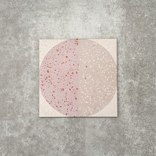 Nahaufnahme der Eclipse Rosa Dekorfliesen im Terrazzo-Look im Format 20 × 20 cm in sanften Blush- und Cremetönen, mit geometrischen Kreisdesigns und gesprenkelten Details, kombiniert mit rosa floralen Akzenten.