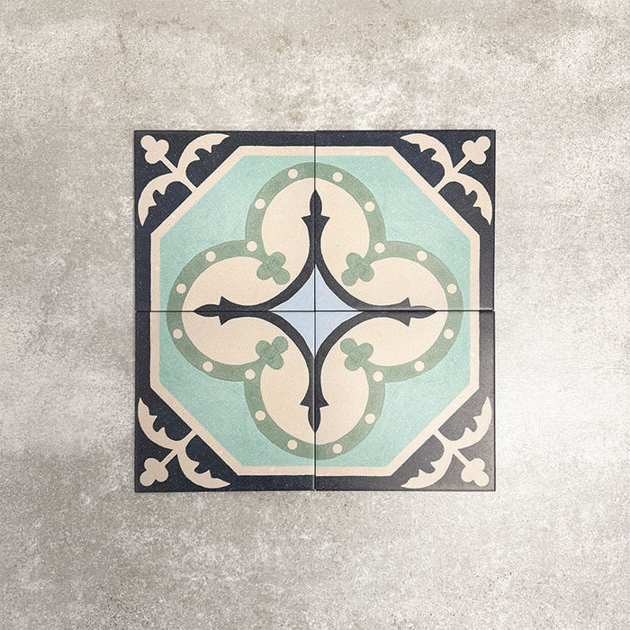 Vier Berlin Köpenick Feinsteinzeugfliesen im Format 20 × 20 cm im viktorianisch-marokkanisch inspirierten Stil, gemeinsam arrangiert zur Darstellung des wiederkehrenden geometrischen Musters in sanften Blau-, Creme- und Anthrazittönen, inspiriert von klassischen dekorativen Bodenfliesen.