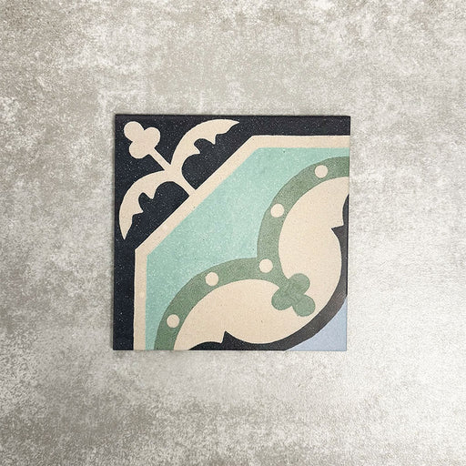 Einzelne Berlin Köpenick Feinsteinzeugfliese im Format 20 × 20 cm im viktorianisch-marokkanisch inspirierten Stil in einer Produktszene. Gezeigt wird ein elegantes geometrisches Motiv in sanften Blau-, Creme- und Anthrazittönen, inspiriert von traditionellen dekorativen Bodenfliesen im viktorianischen Stil.