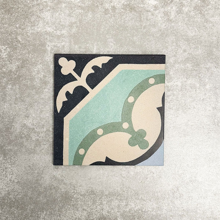 Einzelne Berlin Köpenick Feinsteinzeugfliese im Format 20 × 20 cm im viktorianisch-marokkanisch inspirierten Stil in einer Produktszene. Gezeigt wird ein elegantes geometrisches Motiv in sanften Blau-, Creme- und Anthrazittönen, inspiriert von traditionellen dekorativen Bodenfliesen im viktorianischen Stil.