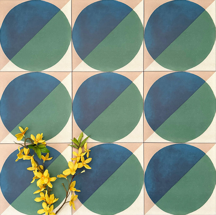 Abstrakter Ozean Musterfliese 20 cm × 20 cm, in einem wiederholten Raster verlegt, um das markante geometrische Kreisdesign zu präsentieren. Tiefe Blau- und Grüntöne werden durch sanfte, neutrale Ecken ausbalanciert und schaffen einen frischen, zeitgemäßen Look – ideal für Akzentwände, Bodenflächen oder dekorative Küchenrückwände.