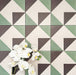 Abstrakte Winkel Musterfliese im Format 20 × 20 cm, in einem wiederholten Raster dargestellt, um das markante, kantige Geometriedesign zu präsentieren. Gedecktes Grün, tiefes Anthrazit und sanfte Cremetöne ergeben ein klares, zeitgemäßes Muster – ideal für Akzentwände, Bodenflächen oder dekorative Küchenrückwände.