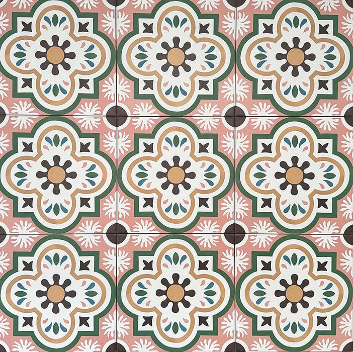 Kuba Paradies Feinsteinzeugfliesen im marokkanischen Stil im Format 20 × 20 cm, angeordnet in einem sich wiederholenden floralen Muster mit korallenrosa Grundflächen, grünen Details sowie weißen und braunen Akzenten. Die Anordnung hebt die markante Symmetrie und den dekorativen Zementfliesen-Look hervor.