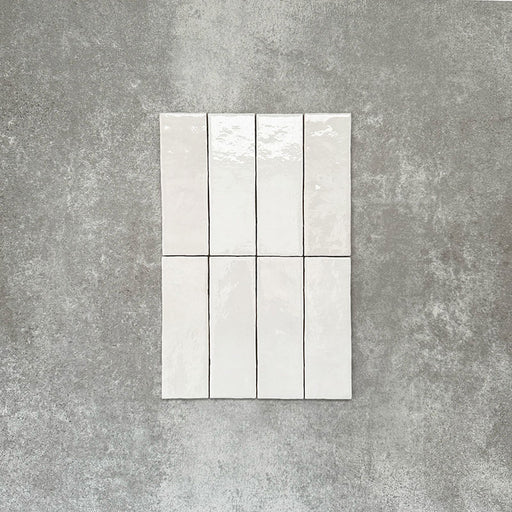 Zellige Weiß Ziegel Fliesen im Format 6,5 × 20 cm, gezeigt in klarem Weiß mit glänzender Oberfläche und dezenter Oberflächenvariation.