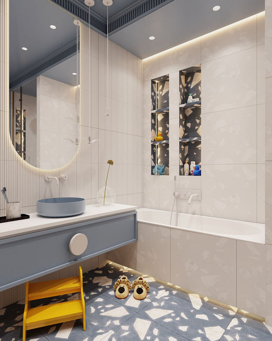 Badezimmer mit Melodie Rock Terrazzo Blau 60 × 60 cm Feinsteinzeug-Bodenfliesen mit sanft blauer Basis und großen weißen Zuschlägen, kombiniert mit hellen Wandfliesen in Terrazzooptik, geriffelten Details und sanft blauen Schränken.