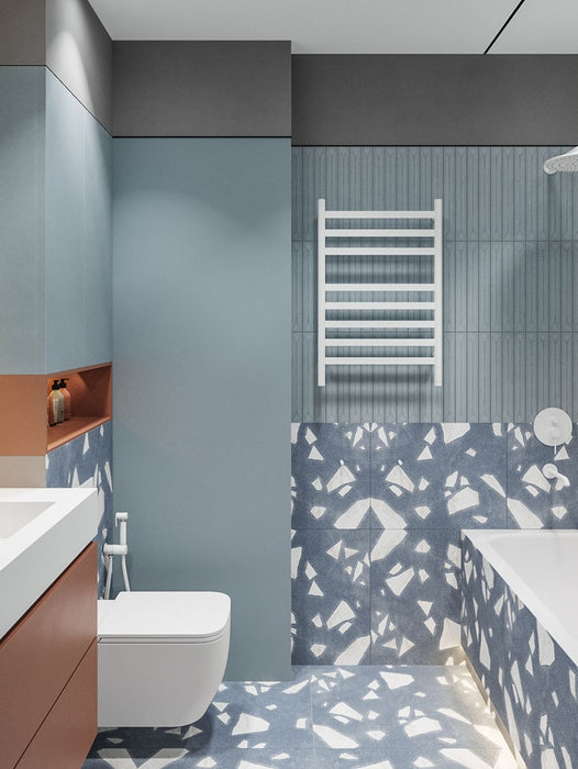 Badezimmer mit Melodie Rock Terrazzo Blau 60 × 60 cm Feinsteinzeug-Wand- und Bodenfliesen mit sanft blauer Basis und großen weißen Zuschlägen, kombiniert mit strukturierten blauen Wandfliesen, weißen Armaturen und einem modernen Gesamtbild.