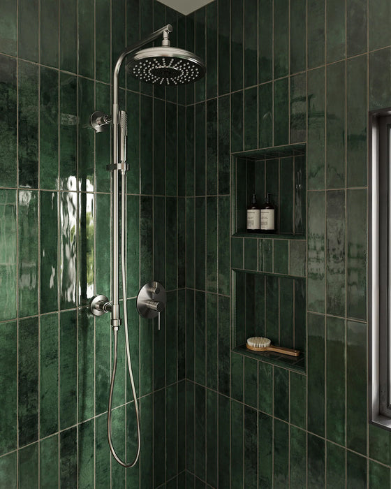 Begehbare Dusche mit Malediven Grün Wandfliesen im Format 5 × 40 cm aus glänzender Keramik, vertikal verlegt mit intensiver grüner Tonvariation. Kombiniert mit Chrom-Duscharmaturen, integrierten Nischen und einem klaren, modernen Gesamtbild.
