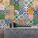 Fayrouz Mini Patchwork Feinsteinzeugfliesen im marokkanischen Stil im Format 15 × 15 cm, eingesetzt als Küchenrückwand. Der lebendige Mix aus geometrischen und floralen Mustern in Grün-, Blau-, Rosa-, Senf- und warmen Neutral­tönen sorgt für einen ausdrucksstarken, dekorativen Akzent.