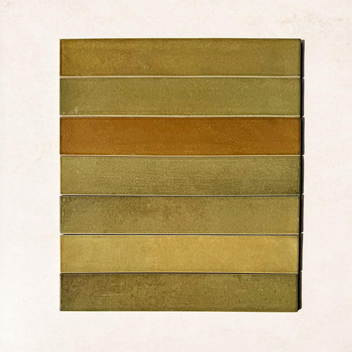 Produktabbildung der Lisbon Olive Green Wandfliesen aus Feinsteinzeug im handwerklichen Stil im Format 5 × 30 cm mit satten Olivgrüntönen, natürlichen Farbvariationen und einer glänzenden, handwerklich inspirierten Oberfläche, die den charakteristischen Ausdruck und die Tiefe der Kollektion hervorheben.