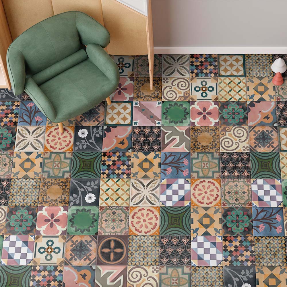 Innenboden mit Kuba Patchworkfliesen aus Feinsteinzeug im marokkanischen Stil im quadratischen Format 20 × 20 cm, verlegt in einem gemischten Patchwork-Design. Geometrische, florale und traditionelle Motive in erdigen Grün-, Blau- und Terrakottatönen schaffen eine lebendige, dekorative Fläche. Kombiniert mit einem grünen Sessel, um den eklektischen Charakter der Fliesen hervorzuheben.