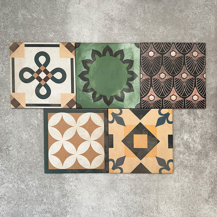 Kuba Patchworkfliesen aus Feinsteinzeug im marokkanischen Stil im Format 20 × 20 cm, angeordnet in einem gemischten Patchwork-Muster. Die Vielfalt an geometrischen, floralen und traditionellen Motiven in Erd-, Grün-, Blau- und Terrakottatönen betont das ausdrucksstarke Design im Zementfliesen-Look und die reiche visuelle Textur.