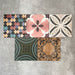 Kuba Patchworkfliesen aus Feinsteinzeug im marokkanischen Stil im Format 20 × 20 cm, angeordnet in einem gemischten Patchwork-Muster. Die Vielfalt an geometrischen, floralen und traditionellen Motiven in Erd-, Grün-, Blau- und Terrakottatönen betont das ausdrucksstarke Design im Zementfliesen-Look und die reiche visuelle Textur.
