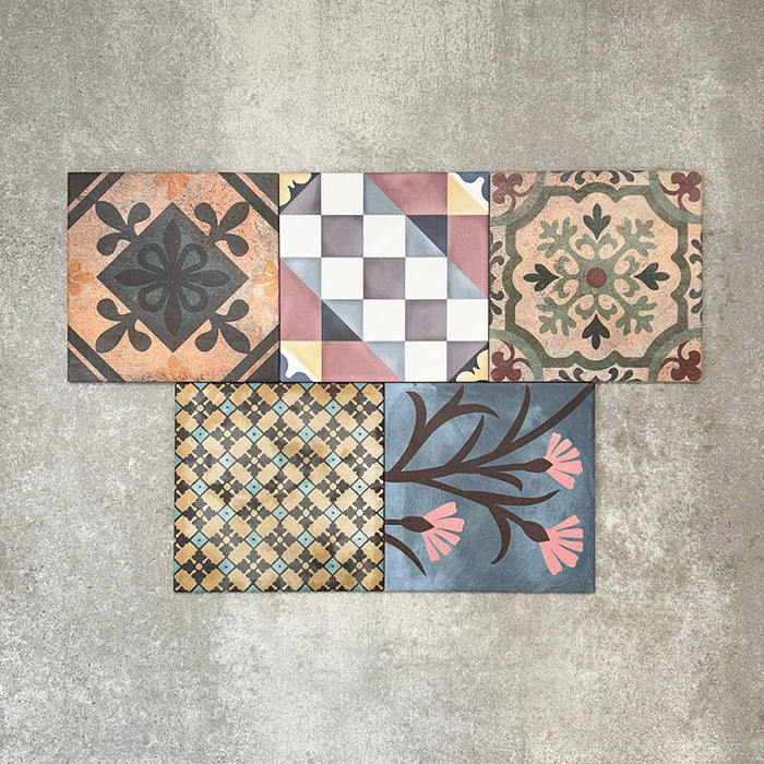 Kuba Patchworkfliesen aus Feinsteinzeug im marokkanischen Stil im Format 20 × 20 cm, angeordnet in einem gemischten Patchwork-Muster. Die Vielfalt an geometrischen, floralen und traditionellen Motiven in Erd-, Grün-, Blau- und Terrakottatönen betont das ausdrucksstarke Design im Zementfliesen-Look und die reiche visuelle Textur.