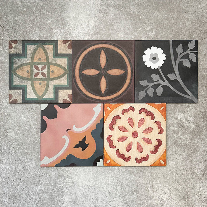 Kuba Patchworkfliesen aus Feinsteinzeug im marokkanischen Stil im Format 20 × 20 cm, angeordnet in einem gemischten Patchwork-Muster. Die Vielfalt an geometrischen, floralen und traditionellen Motiven in Erd-, Grün-, Blau- und Terrakottatönen betont das ausdrucksstarke Design im Zementfliesen-Look und die reiche visuelle Textur.