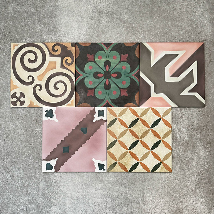 Kuba Patchworkfliesen aus Feinsteinzeug im marokkanischen Stil im Format 20 × 20 cm, angeordnet in einem gemischten Patchwork-Muster. Die Vielfalt an geometrischen, floralen und traditionellen Motiven in Erd-, Grün-, Blau- und Terrakottatönen betont das ausdrucksstarke Design im Zementfliesen-Look und die reiche visuelle Textur.