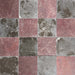 Schachbrettmuster mit Fayrouz Bordeaux 15,2 × 15,2 cm Naturmarmorfliesen mit getrommelter Oberfläche, kombiniert mit dunkelgrauen Marmorfliesen, für ein markantes, tonales Raster mit ausdrucksstarker Variation und strukturierter Oberfläche.