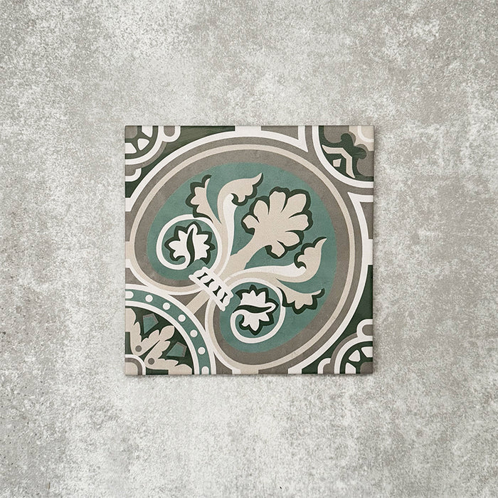 Einzelne Berlin Mitte Feinsteinzeugfliese im Format 20 × 20 cm im viktorianisch-marokkanisch inspirierten Stil in einer Produktszene. Zu sehen ist ein dekoratives, floral inspiriertes geometrisches Muster in Grün-, Salbei- und Cremetönen, angelehnt an traditionelle Bodenfliesen im viktorianischen Stil.