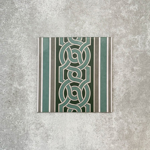 Berlin Mitte Seitenfliese / Bordüre im Format 20 × 20 cm im viktorianisch-marokkanisch inspirierten Stil aus Feinsteinzeug. Mit ineinandergreifendem, geometrischem Bordürendesign in Salbeigrün, Dunkelgrün und sanften Grautönen, entwickelt zur Einfassung von Berlin Mitte Musterfliesen in klassischen, viktorianisch inspirierten Bodenverlegungen.