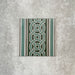 Berlin Mitte Seitenfliese / Bordüre im Format 20 × 20 cm im viktorianisch-marokkanisch inspirierten Stil aus Feinsteinzeug. Mit ineinandergreifendem, geometrischem Bordürendesign in Salbeigrün, Dunkelgrün und sanften Grautönen, entwickelt zur Einfassung von Berlin Mitte Musterfliesen in klassischen, viktorianisch inspirierten Bodenverlegungen.