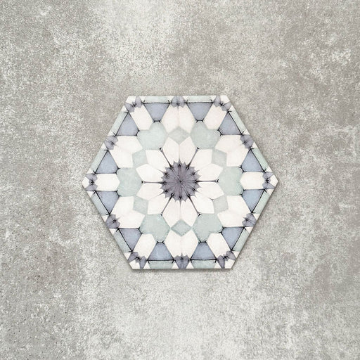 Einzelne Medina Frostblau Feinsteinzeug-Hexagonfliese im marokkanischen Stil im Format 18,7 × 21,6 cm, mit einem feinen geometrischen Muster in sanften Blau- und Weißtönen, gezeigt vor neutralem Hintergrund.