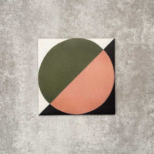 Einzelne Abstrakter Mond Musterfliese im Format 20 × 20 cm mit einem ausdrucksstarken, geometrischen Kreisdesign in kontrastierendem Grün und sanftem Rosé, akzentuiert durch schwarze Eckdetails auf neutralem Hintergrund. Eine moderne Musterfliese, ideal für Akzentwände, Bodenflächen oder ausdrucksstarke Küchenrückwände.
