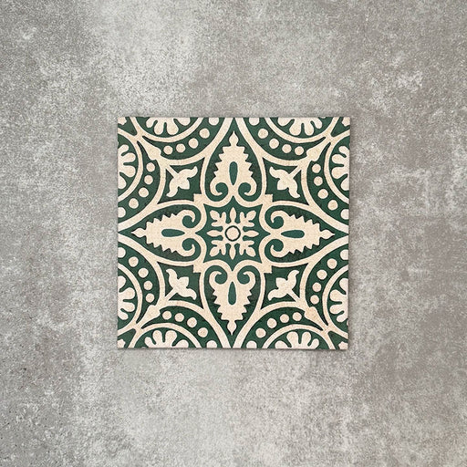 Einzelne Kuba Fleur de Lis Feinsteinzeugfliese im marokkanischen Stil im quadratischen Format 20 × 20 cm mit einem detailreichen dekorativen Motiv in sanften Grün- und Weißtönen. Auf neutralem Hintergrund dargestellt, um das klassische Zementfliesen-Design und die feine Ausarbeitung hervorzuheben.