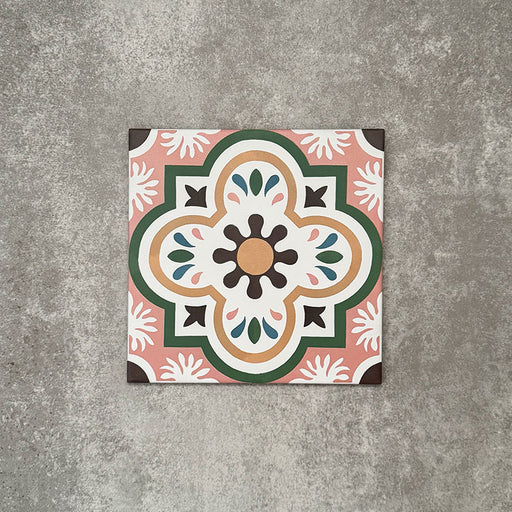 Einzelne Kuba Paradies Feinsteinzeugfliese im marokkanischen Stil im Format 20 × 20 cm mit dekorativem floralem Motiv in Korallen-, Grün-, Weiß- und Brauntönen. Auf neutralem Hintergrund dargestellt, um das detailreiche Muster und den dekorativen Zementfliesen-Effekt zu betonen.