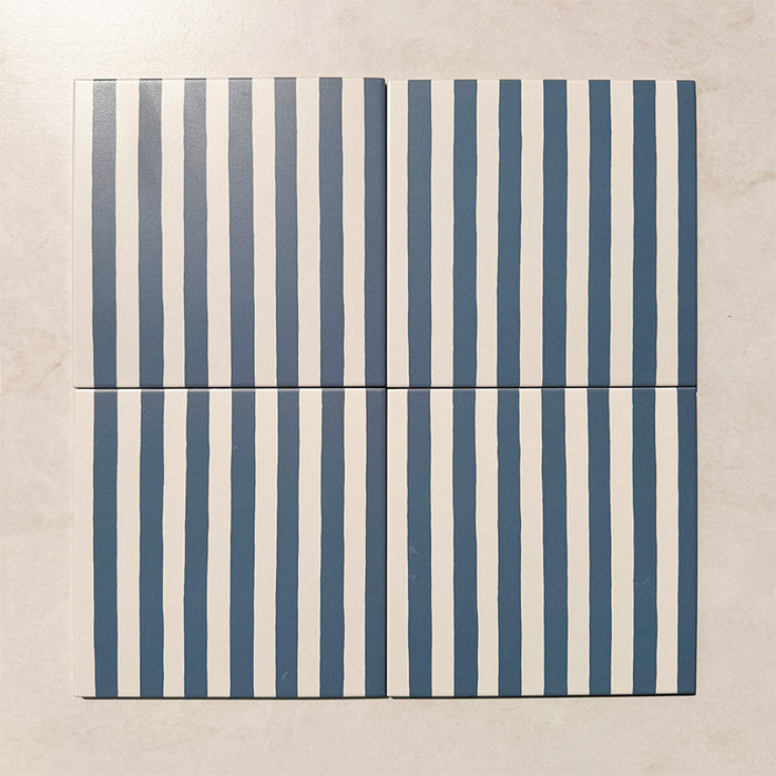 Skinny Pinstripes Blue Feinsteinzeugfliese im Format 20 × 20 cm im Moroccan Style mit markantem blau-weißem Streifendesign, das ein modernes lineares Muster schafft und Wänden sowie Böden Farbe, Dynamik und visuelles Interesse verleiht.