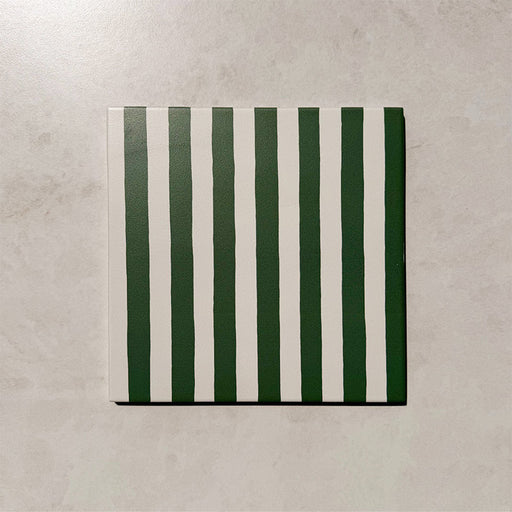 Produktabbildung der Skinny Pinstripes Green Feinsteinzeugfliese im Format 20 × 20 cm im Moroccan Style mit markantem grün-weißem Streifendesign, das ein modernes lineares Muster schafft und Wänden sowie Böden Farbe, Dynamik und visuelles Interesse verleiht.